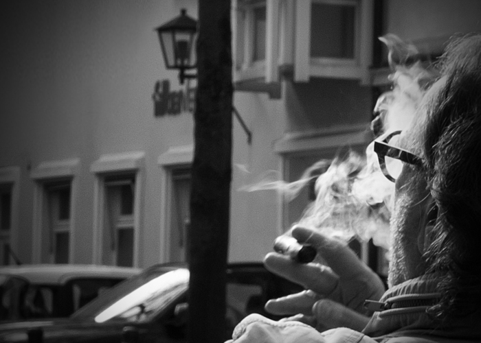 Streetphotography - Raucher im Gegenlicht